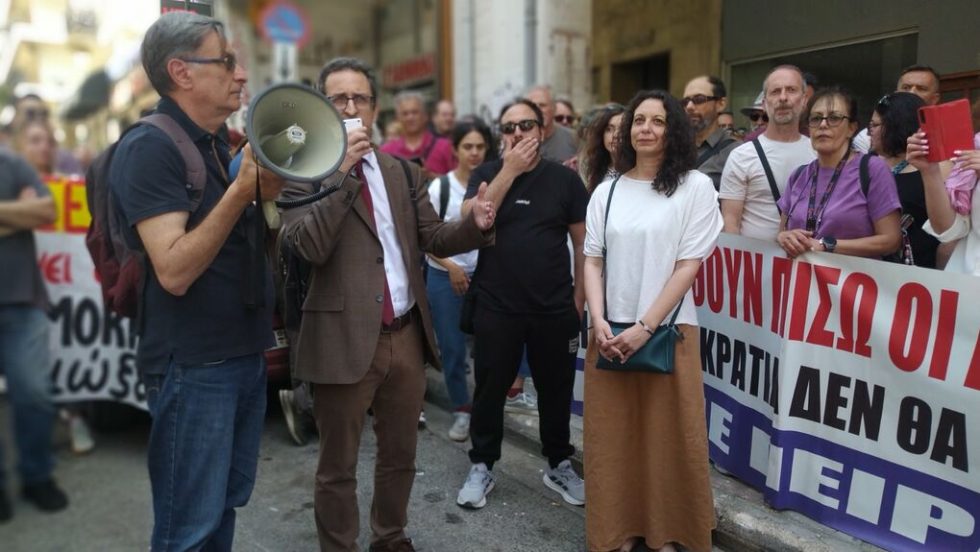 Η Χρύσα Χοτζόγλου σε συγκέντρωση αλληλεγγύης για την υπόθεσή της έξω από το δικαστήριο του Πειραιά